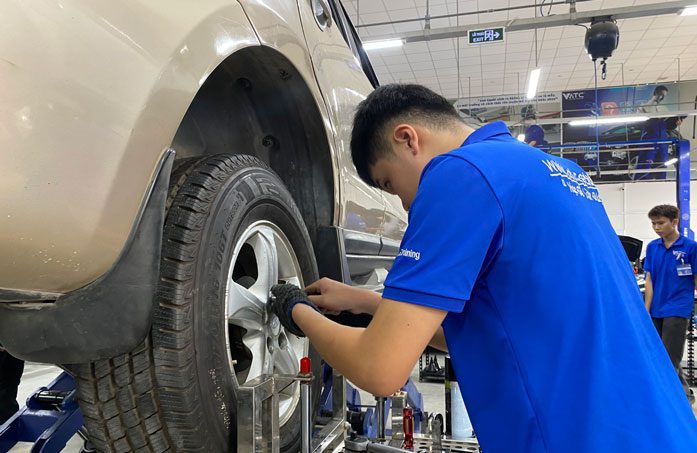 Quản lý và giám sát thi công sơn hoc-bao-duong-o-to (1)
