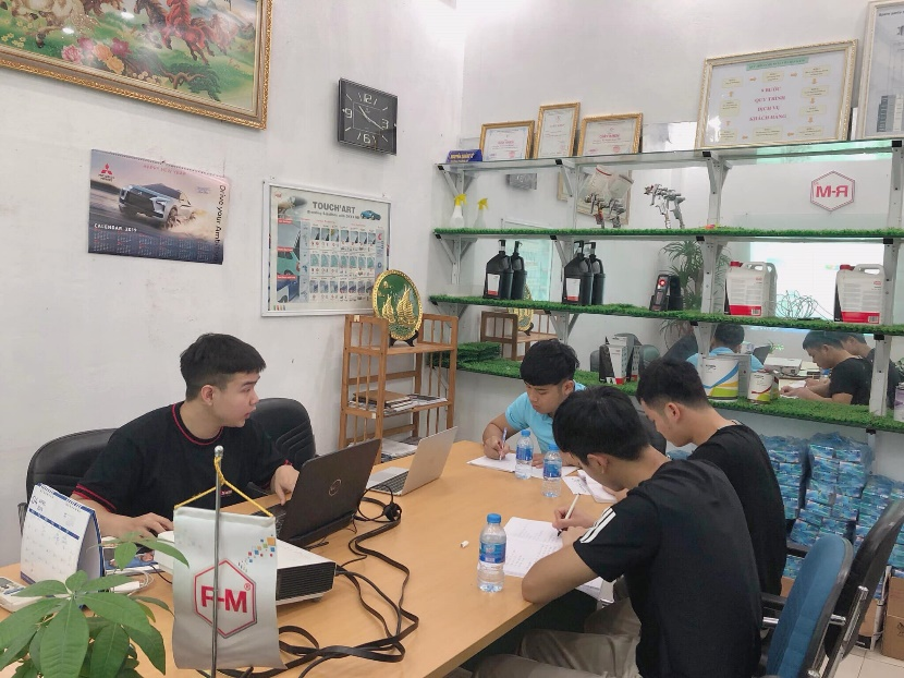 ĐÀO TẠO KĨ THUẬT SƠN Ô TÔ SANG NHẬT BẢN LÀM VIỆC Kĩ thuật viên của công ty Hóa chất MT đang đào tạo học viên.