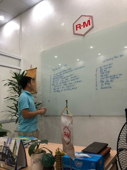ĐÀO TẠO KĨ THUẬT SƠN Ô TÔ SANG NHẬT BẢN LÀM VIỆC Học viện đang học lí thuyết tại trung tâm đào tạo.