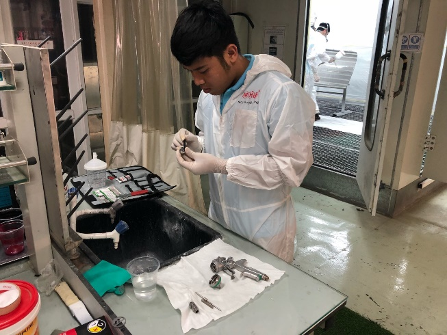 ĐÀO TẠO KĨ THUẬT SƠN Ô TÔ SANG NHẬT BẢN LÀM VIỆC Học viên đang thực hành phun sơn tại trung tâm đào tạo.