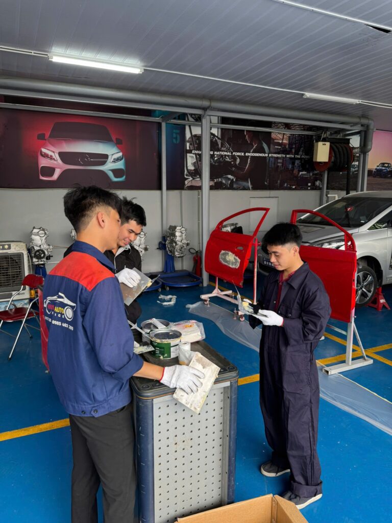 Lộ Trình Trở Thành Thợ Sơn Ô Tô Chuyên Nghiệp Từ Con Số 0 Thợ sơn ô tô thực hành tại xưởng
